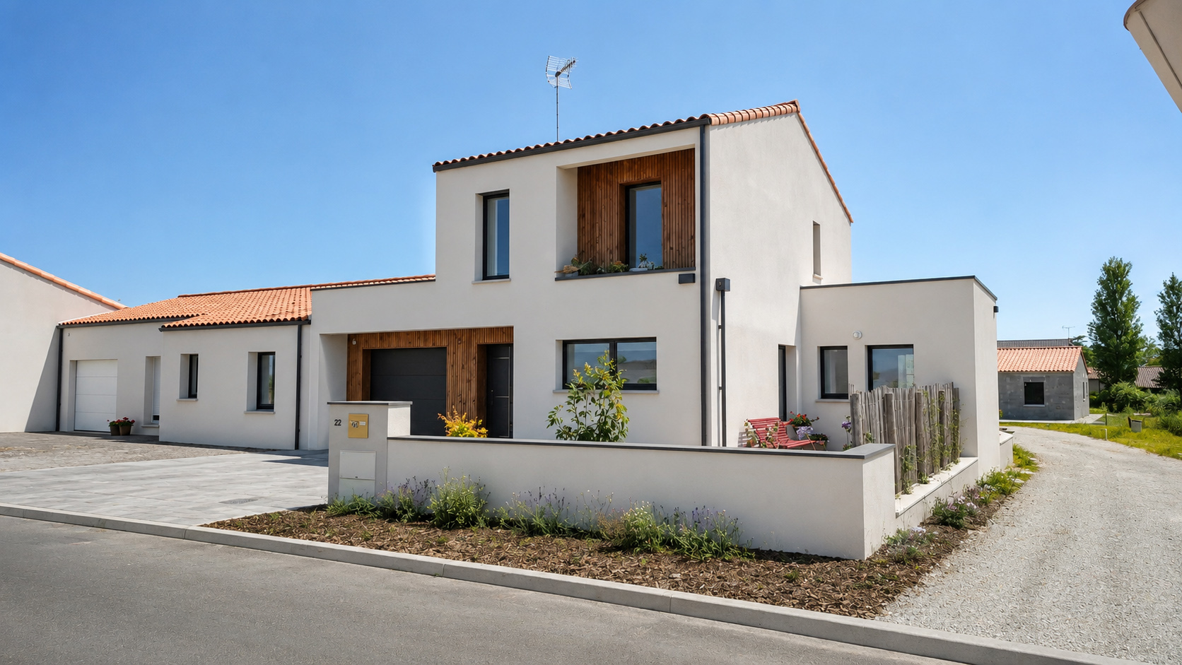 Construction d'une maison moderne à étage avec toiture en tuiles, enduit blanc et bardage bois réalisée par DV Archi Design en Vendée.