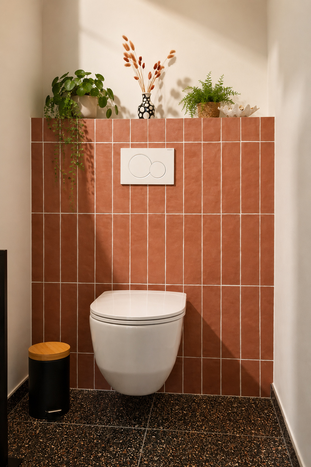 Aménagement de WC suspendus modernes avec carrelage mural faïence couleur terre cuite terracotta et sol terrazzo réalisé par DV Archi Design en Vendée.