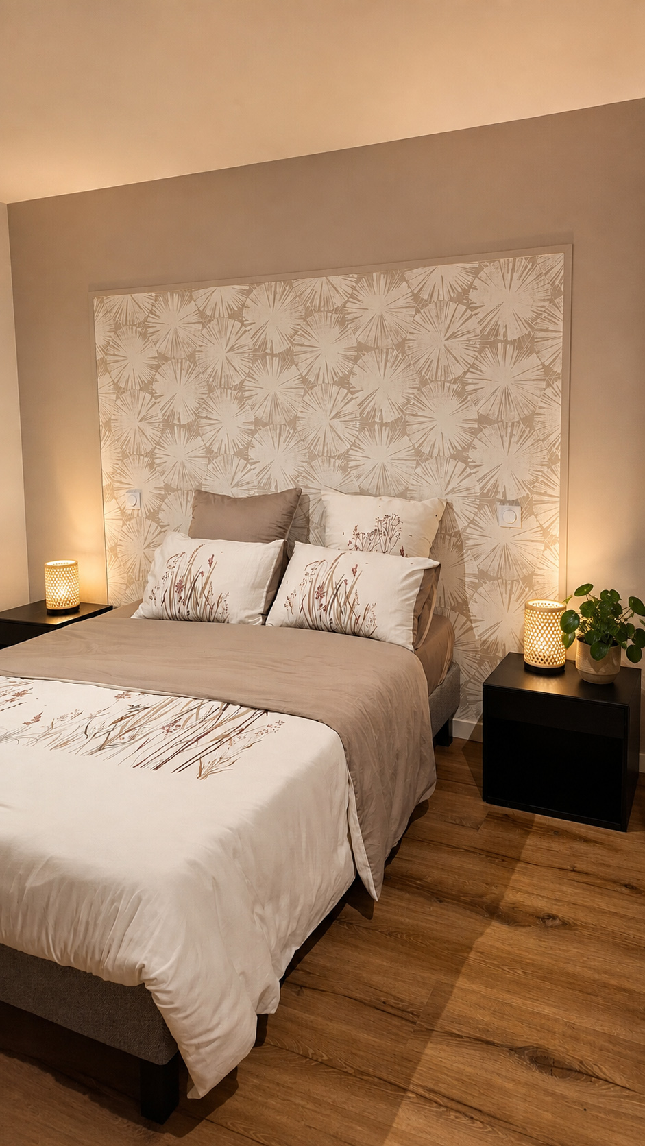 Aménagement d'une chambre à coucher parentale avec tête de lit décorative en papier peint motifs floraux et chevets noirs conçu par DV Archi Design en Vendée.