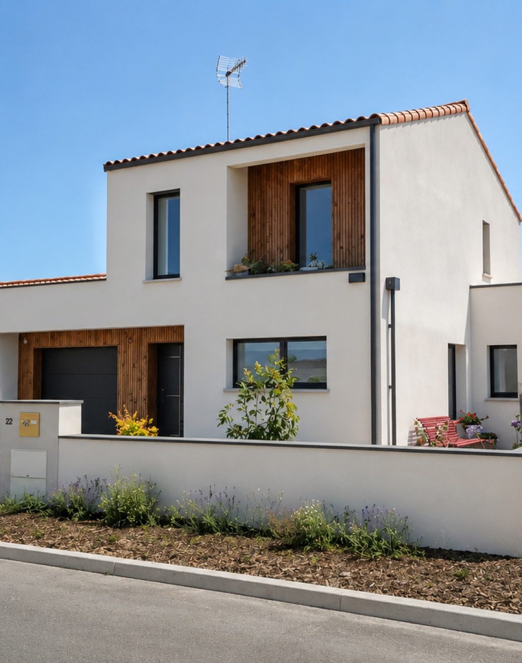 Construction d'une maison moderne à étage avec toiture en tuiles, enduit blanc et bardage bois réalisée par DV Archi Design en Vendée.